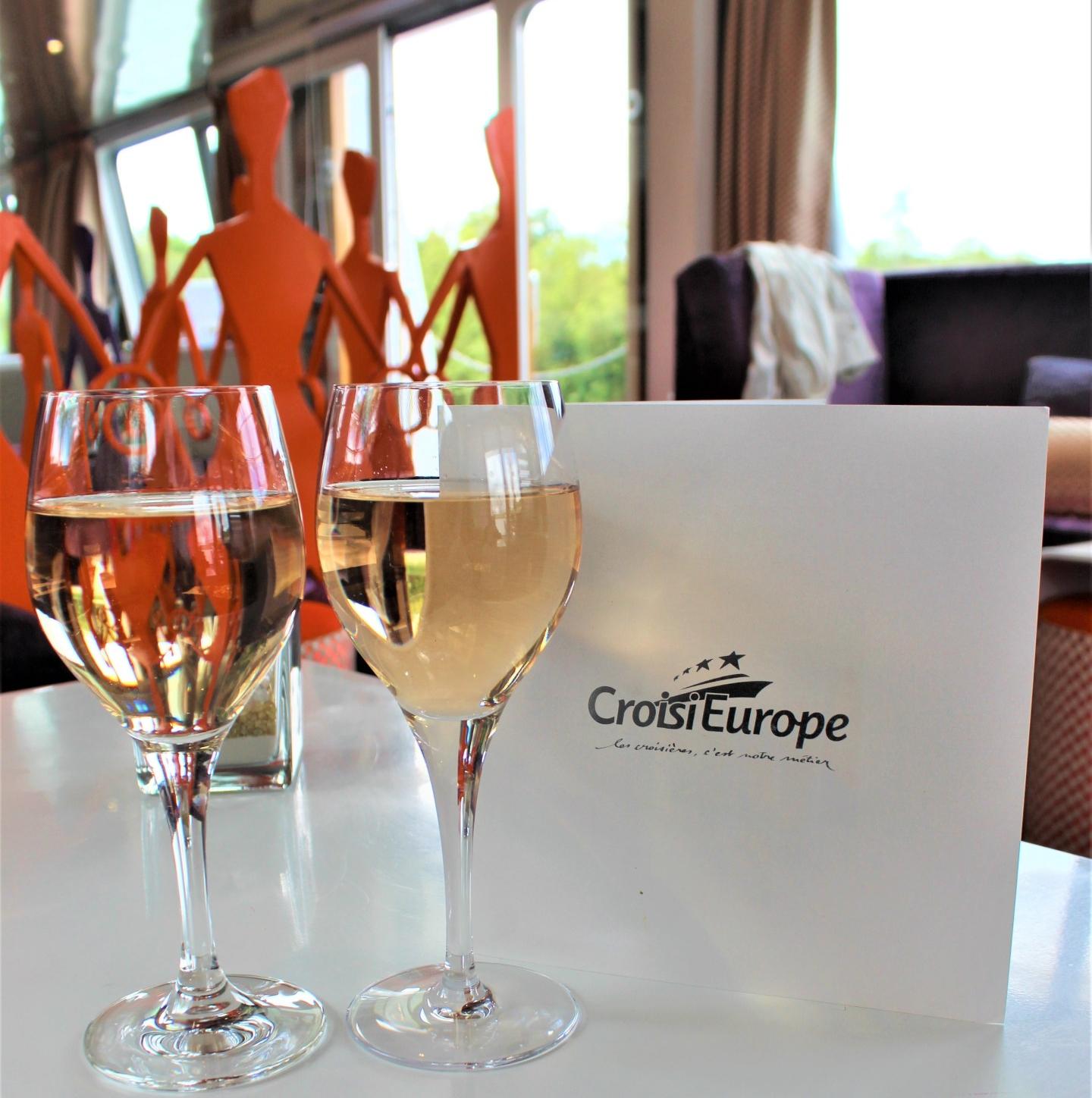 Disfrute del placer de viajar con TODO INCLUIDO a bordo de los cruceros CroisiEurope BEBIDAS CROISIEUROPE BEVANDES BOISSONS CROISIEUROPE CREW SERVICIO A BORDO CROISIEUROPE CRUCEROS FLUVIALES TODO INCLUIDO ALL INCLUSIVE RIVER CRUISES CRUCEROS FLUVIALES CON BEBIDAS INCLUIDAS